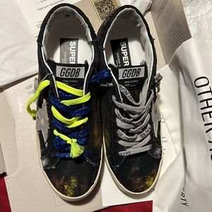 GOLDEN GOOSE GGDB NWT
Super-Star classic Golden Goose sneakers in canvas